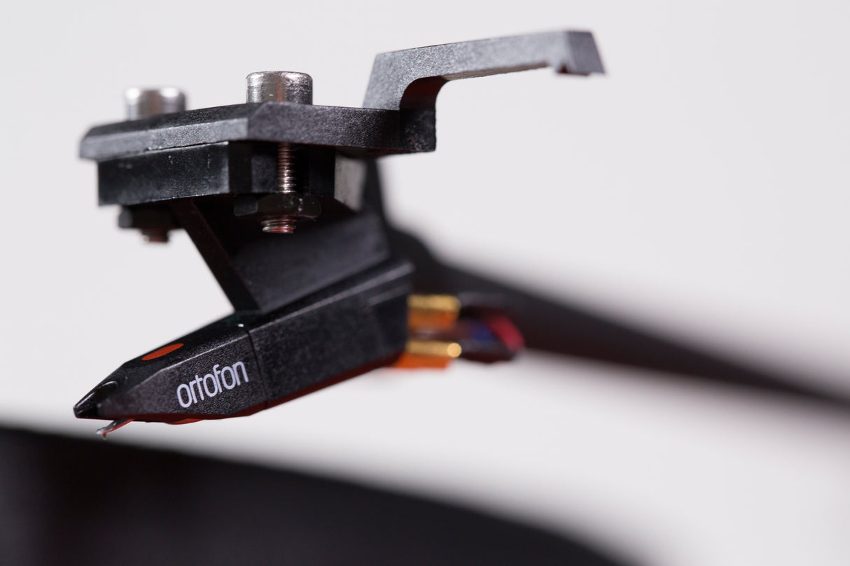 Pro-Ject VT E BT R OM5e PIANO Veggmontert platespiller (svart)