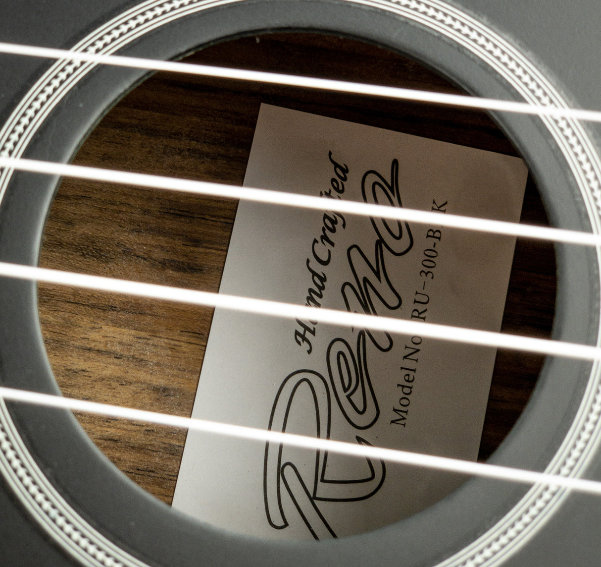 Reno RU300 Grand Concert Ukulele (svart) startpakke